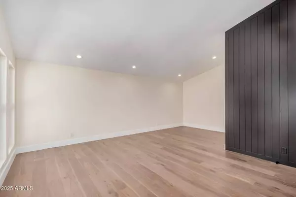 1 W COUNTRY GABLES Drive, Phoenix, AZ 85023