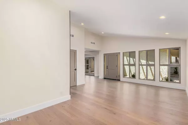 1 W COUNTRY GABLES Drive, Phoenix, AZ 85023