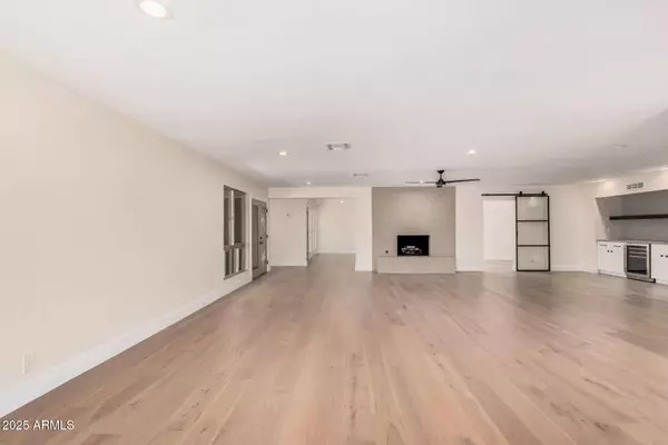 1 W COUNTRY GABLES Drive, Phoenix, AZ 85023