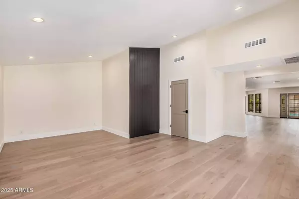 1 W COUNTRY GABLES Drive, Phoenix, AZ 85023