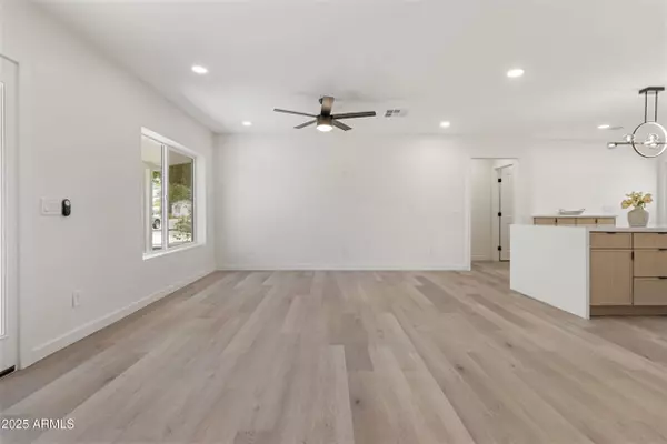 1367 E MITCHELL Drive, Phoenix, AZ 85014