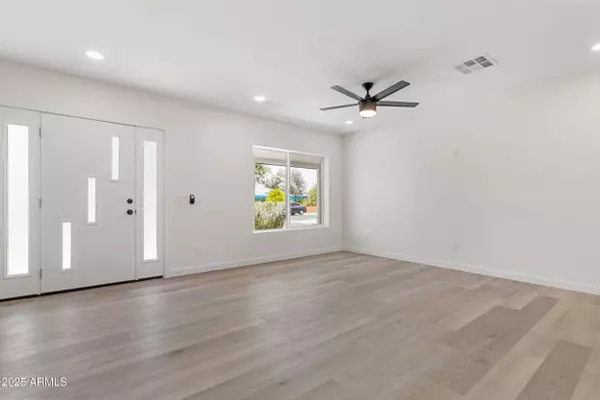 1367 E MITCHELL Drive, Phoenix, AZ 85014