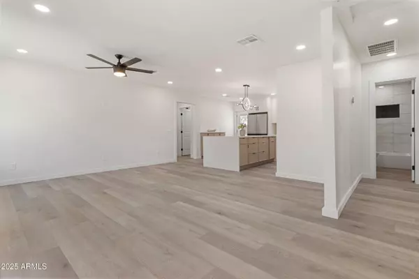 1367 E MITCHELL Drive, Phoenix, AZ 85014