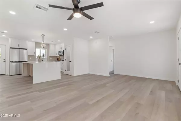 1367 E MITCHELL Drive, Phoenix, AZ 85014