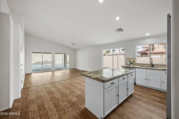 1040 E AMBERWOOD Drive, Phoenix, AZ 85048