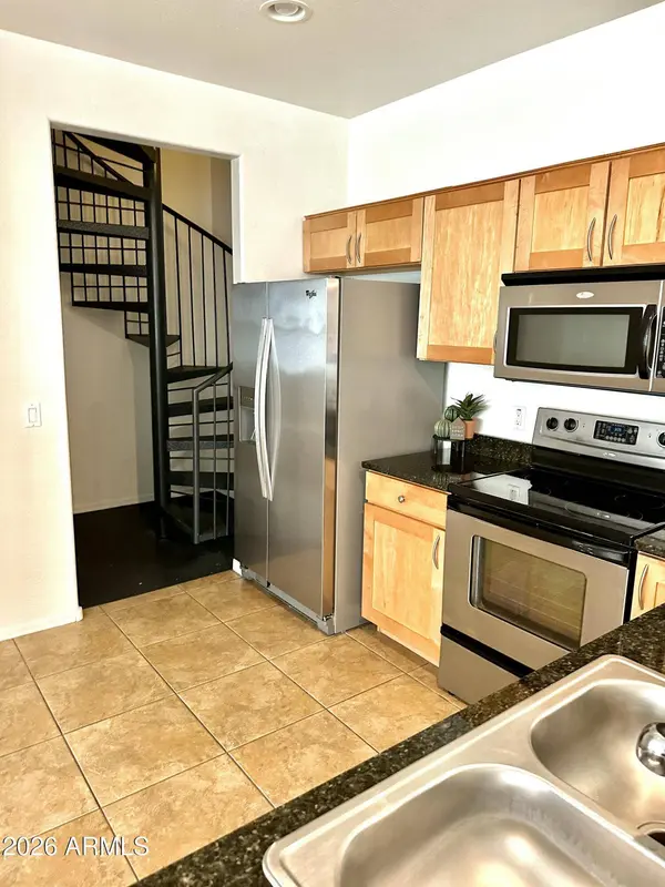 2264 E HUNTINGTON Drive, Phoenix, AZ 85040