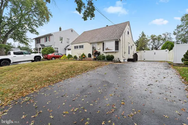 31 HULL DR, Edison, NJ 08817