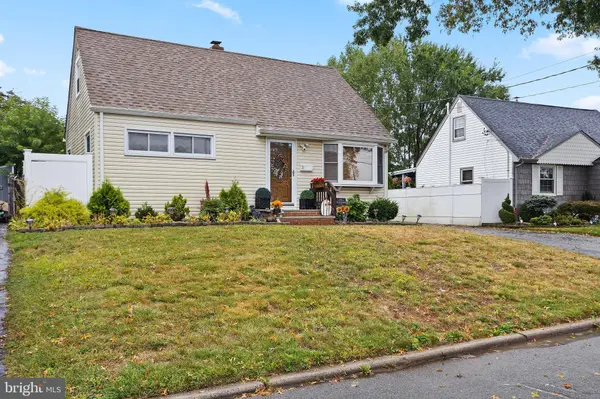 31 HULL DR, Edison, NJ 08817