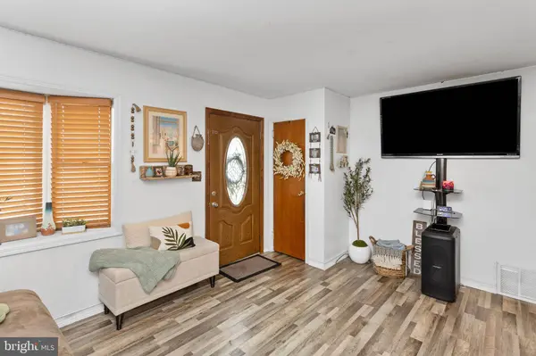 31 HULL DR, Edison, NJ 08817