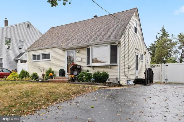 31 HULL DR, Edison, NJ 08817