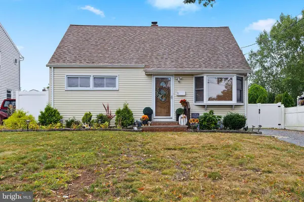 31 HULL DR, Edison, NJ 08817