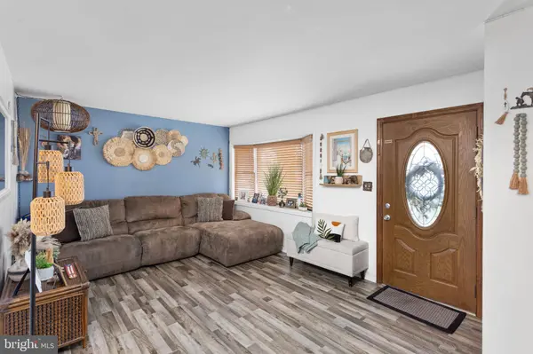 31 HULL DR, Edison, NJ 08817