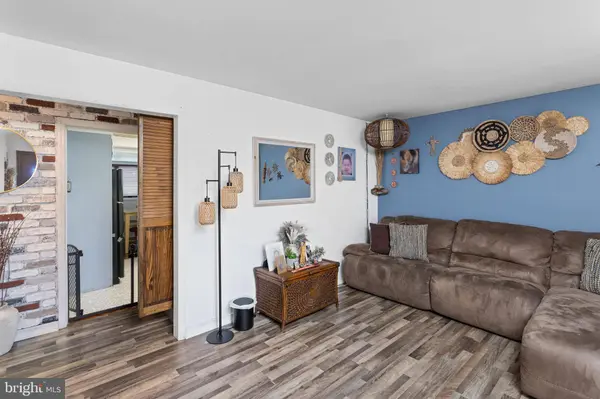 31 HULL DR, Edison, NJ 08817