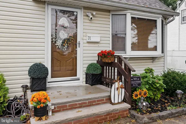 31 HULL DR, Edison, NJ 08817
