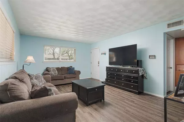 1731 Foster Drive, Arlington, TX 76012