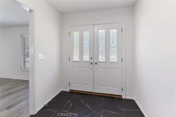 305 Robin Hood LN, Costa Mesa, CA 92627