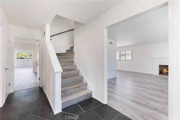 305 Robin Hood LN, Costa Mesa, CA 92627