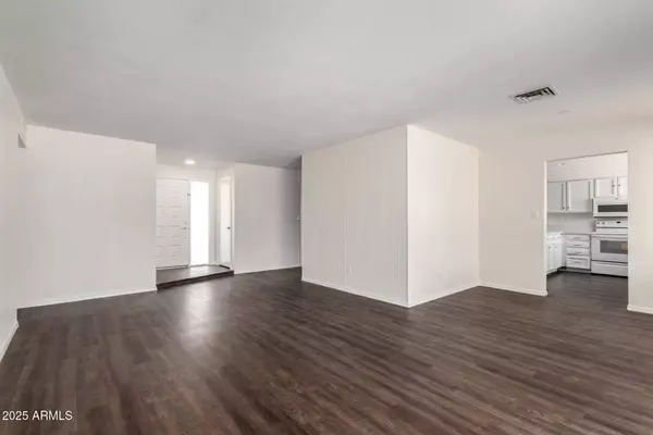 2205 E Garnet Avenue, Mesa, AZ 85204