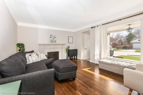 28301 URSULINE Street, St. Clair Shores, MI 48081