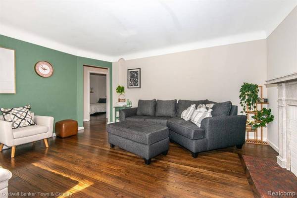 28301 URSULINE Street, St. Clair Shores, MI 48081