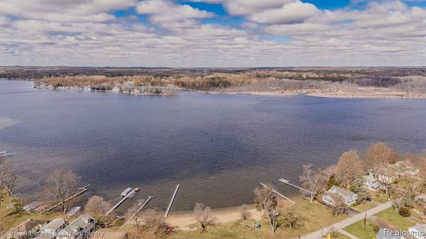 11685 HIGHRIDGE Drive, Hamburg Twp, MI 48169