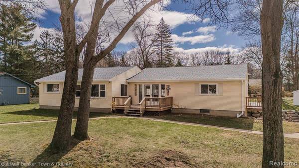 11685 HIGHRIDGE Drive, Hamburg Twp, MI 48169