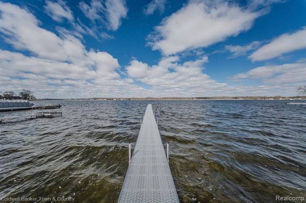 11685 HIGHRIDGE Drive, Hamburg Twp, MI 48169