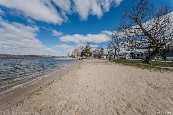 11685 HIGHRIDGE Drive, Hamburg Twp, MI 48169