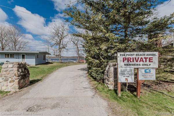 11685 HIGHRIDGE Drive, Hamburg Twp, MI 48169