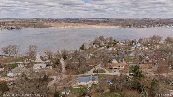 11685 HIGHRIDGE Drive, Hamburg Twp, MI 48169