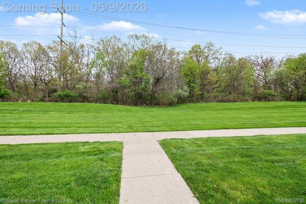 594 Olde English CIR, Howell Township, MI 48855