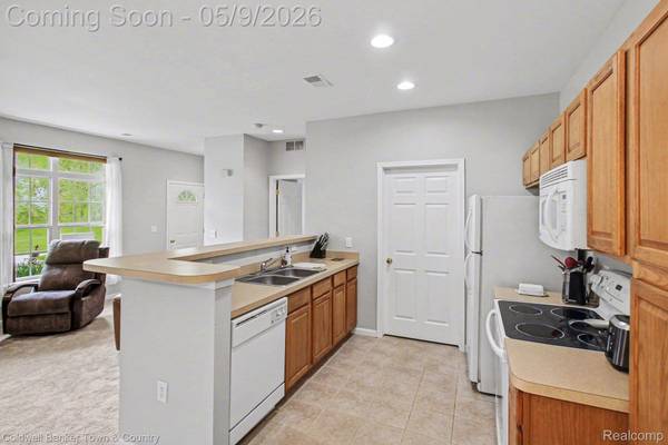 594 Olde English CIR, Howell Township, MI 48855
