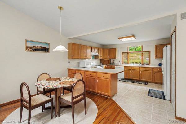 2246 Willow Tree DR, Brighton, MI 48116