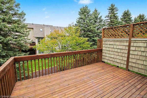 2246 Willow Tree DR, Brighton, MI 48116