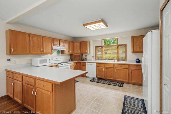 2246 Willow Tree DR, Brighton, MI 48116