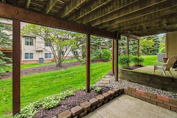 2246 Willow Tree DR, Brighton, MI 48116