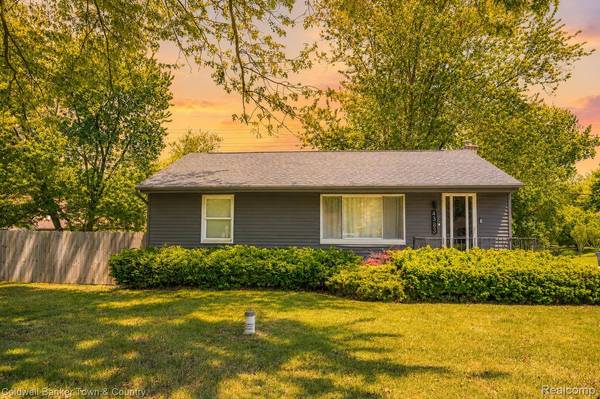 4383 Green Lake RD, West Bloomfield Charter Township, MI 48323