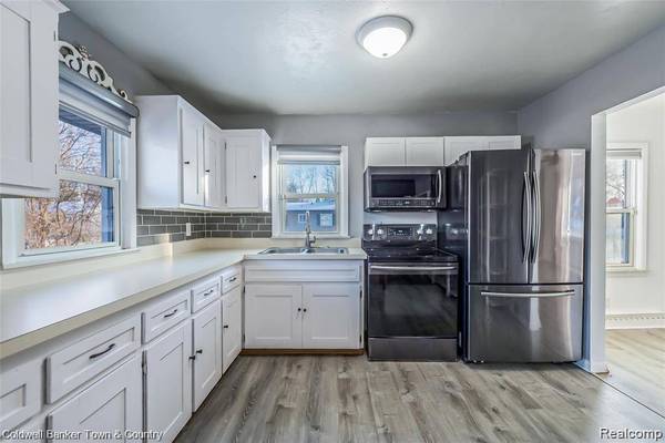 4383 Green Lake RD, West Bloomfield Charter Township, MI 48323