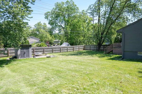 4383 Green Lake RD, West Bloomfield Charter Township, MI 48323