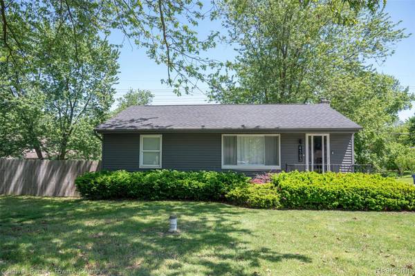 4383 Green Lake RD, West Bloomfield Charter Township, MI 48323