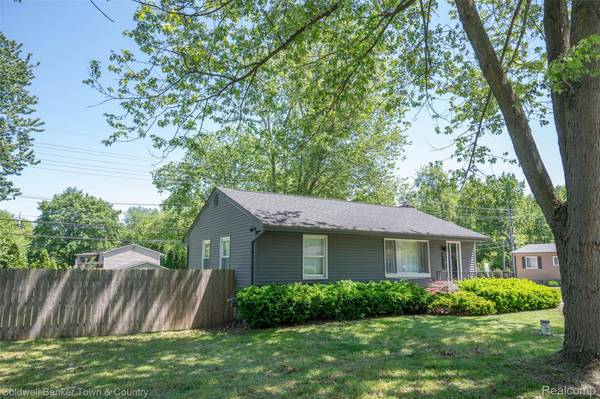 4383 Green Lake RD, West Bloomfield Charter Township, MI 48323
