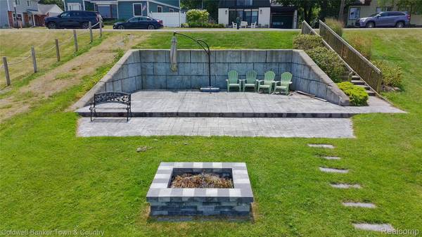 160 E Shore DR, Northfield Township, MI 48189