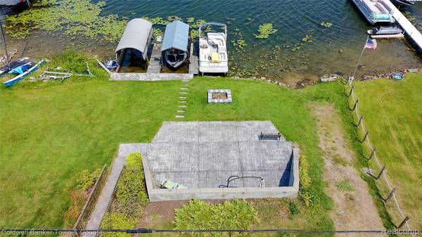 160 E Shore DR, Northfield Township, MI 48189