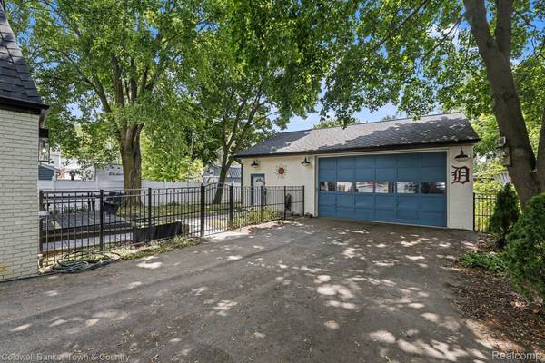 160 E Shore DR, Northfield Township, MI 48189