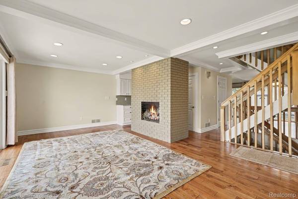 160 E Shore DR, Northfield Township, MI 48189