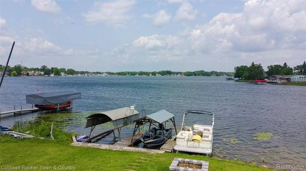 160 E Shore DR, Northfield Township, MI 48189