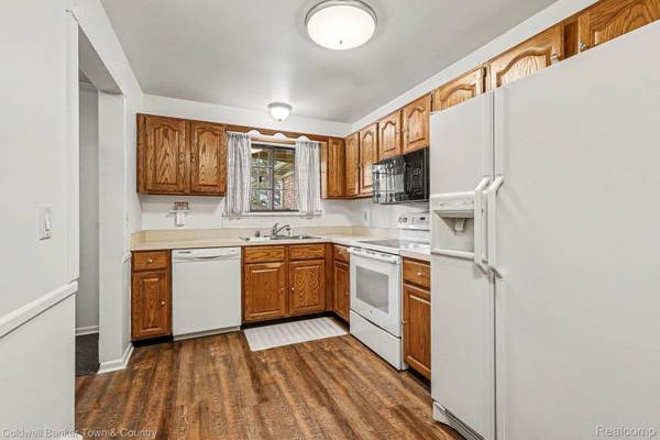 12460 Cambridge BLVD, Green Oak Township, MI 48178