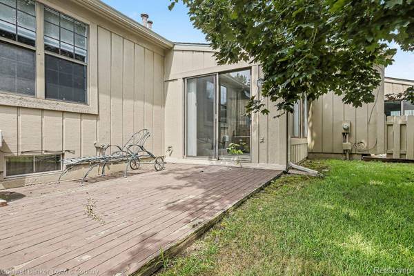 12460 Cambridge BLVD, Green Oak Township, MI 48178