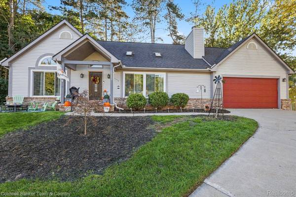 10802 Charring Cross CIR, Green Oak Township, MI 48189