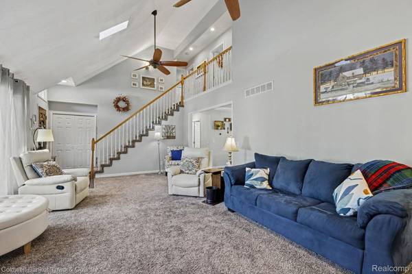 10802 Charring Cross CIR, Green Oak Township, MI 48189